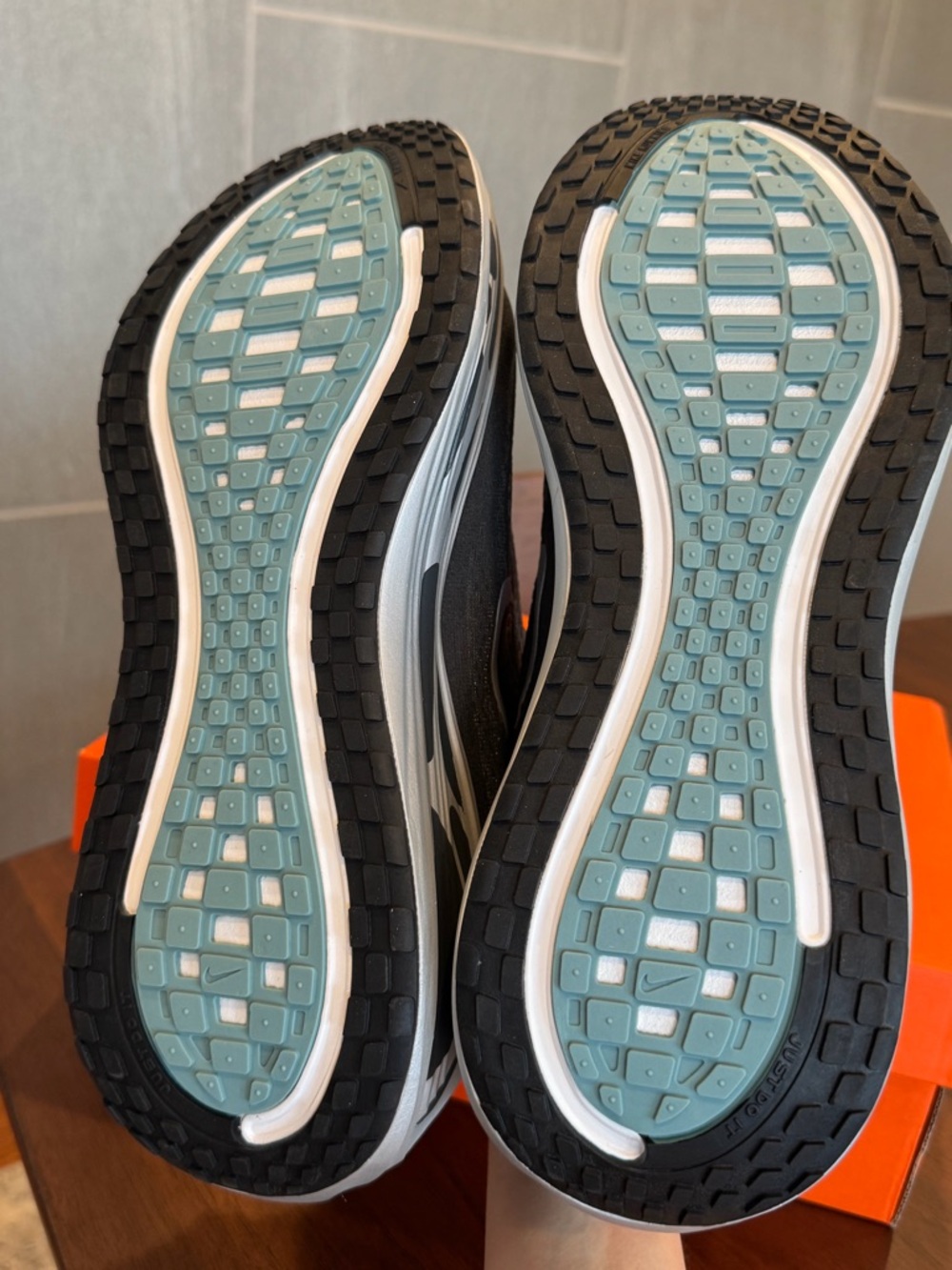 Men’s Nike Vomero Plus - Picture 3 of 3
